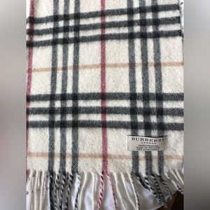 Authentic: Classic Burberry scarf cashmere